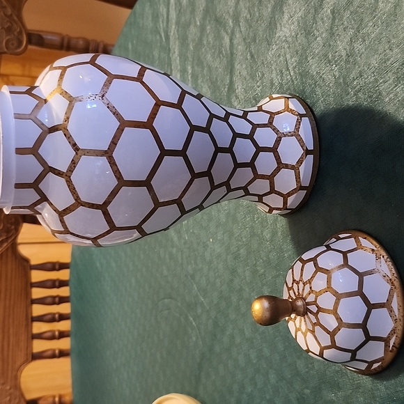 Gold Mesh Ginger Jar/Geometric Vase - Picture 3 of 8